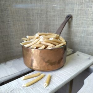 Pâtes seiches (Penne) dans une casserole de cuivre