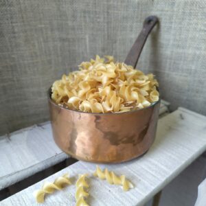 Fusilli à la farine de pois-chiches dans une casserole de cuivre